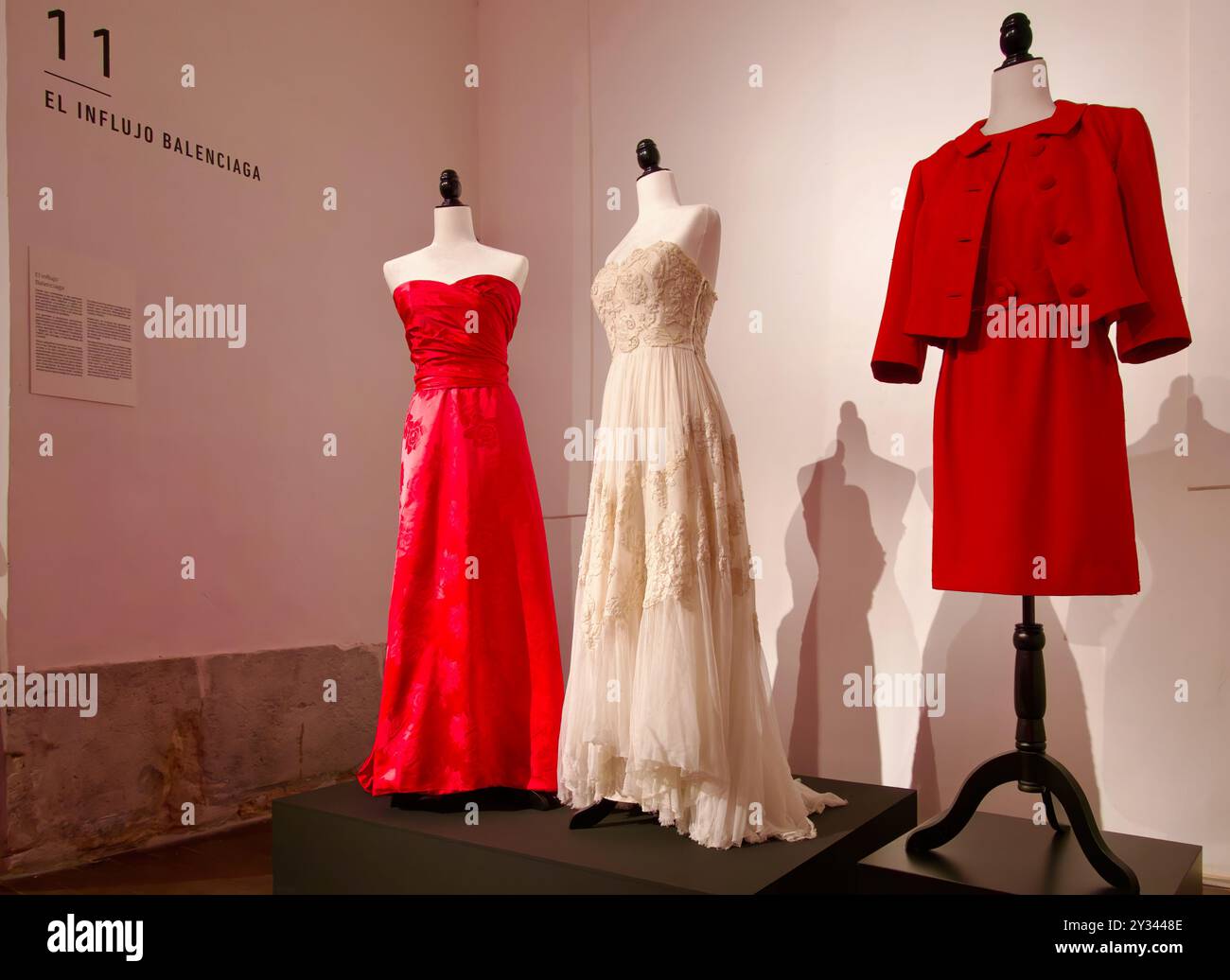 Mostra che celebra la stilista di moda Cristóbal Balenciaga abiti da donna la sala de Exposiciones de Las francesas Valladolid Castiglia e Leon Spagna Foto Stock