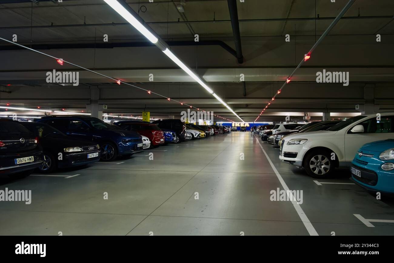 Parcheggio sotterraneo completo per l'arredamento svedese Ikea e negozio di mobili Rio Shopping Mall Valladolid Castile e Leon Spain Foto Stock