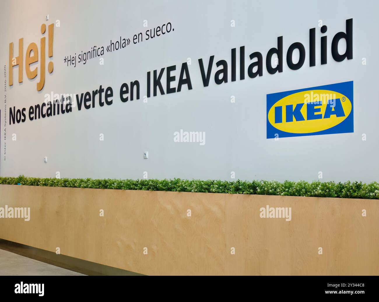 Grande cartello all'ingresso siamo felici di incontrarti nel centro commerciale IKEA Valladolid Rio Valladolid Castiglia e Leon Spain Foto Stock