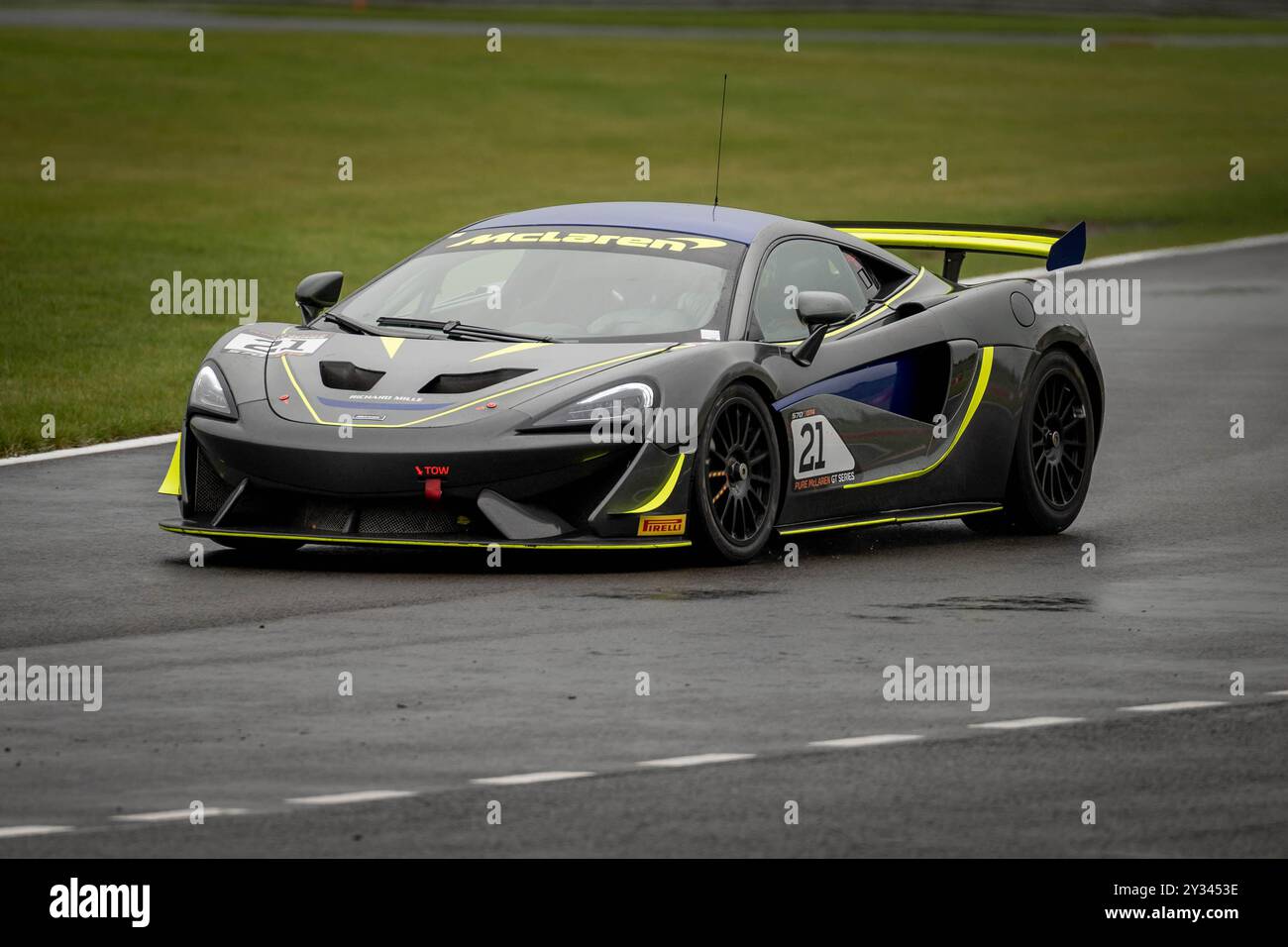 Una McLaren 570S GT4 in pista a Oulton Park, Cheshire Foto Stock