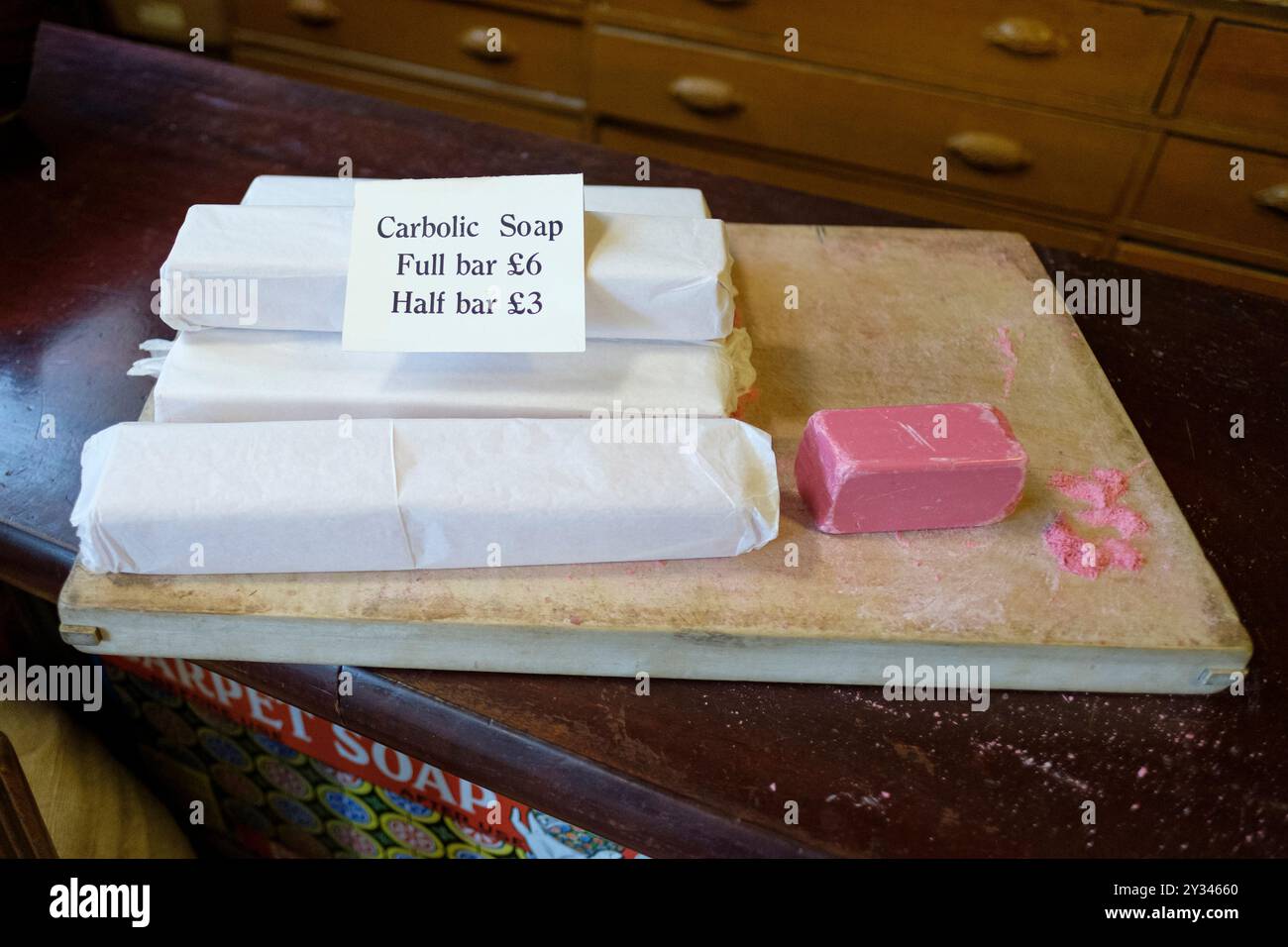 Barrette di sapone carbolico in vendita nel negozio del museo all'aperto Beamish, County Durham, Inghilterra, Regno Unito. Foto Stock