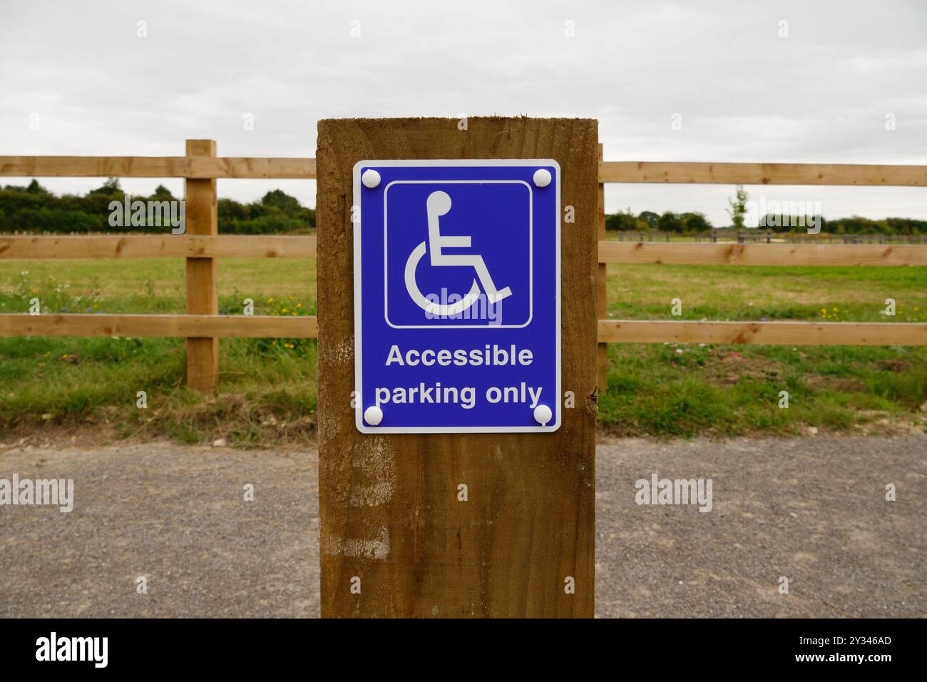 Un cartello blu con segnaletica per parcheggi per disabili presso lo York Community Woodland, tra Knapton e Poppleton, York, Regno Unito. Foto Stock