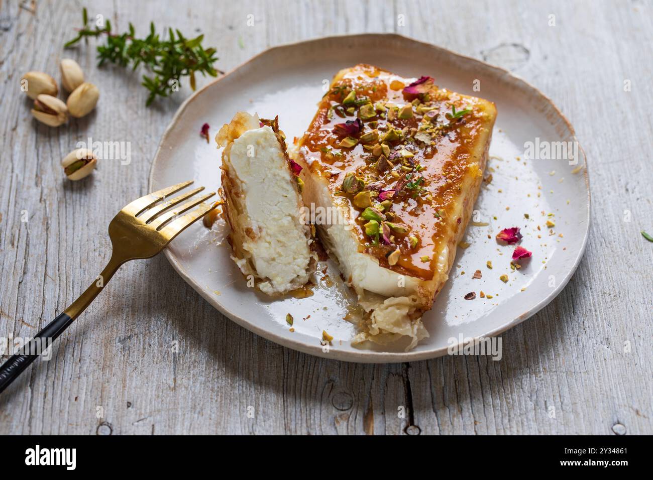 Pasta filo, feta avvolto con miele e pistacchi Foto Stock