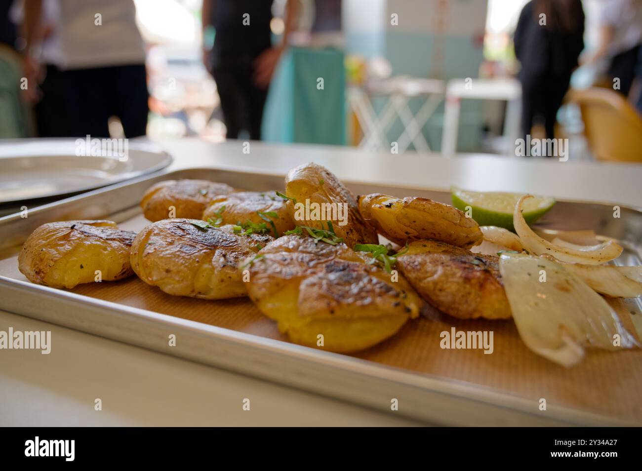 Uno shot ravvicinato di un vassoio di patate arrosto servito alla Taqueria Paloma Foto Stock