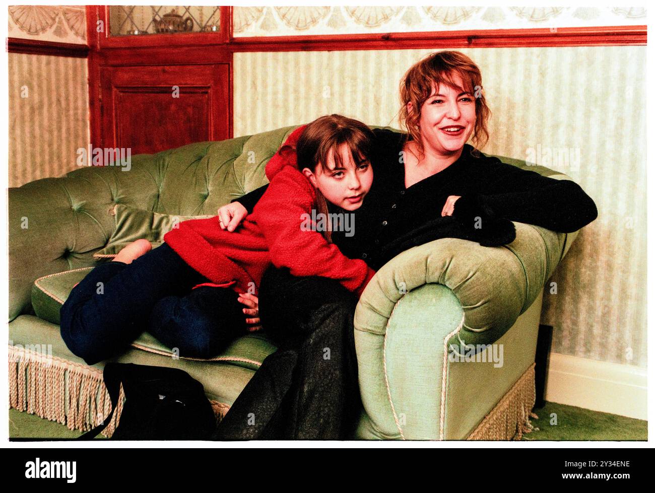 CHARLOTTE CHURCH, BAMBINA STAR, RITRATTO, 1998: Un primissimo ritratto della dodicenne Charlotte Church subito dopo l'uscita del suo album di debutto "Voice of an Angel" con sua madre Marie Church nella sua casa d'infanzia gallese a Gabalfa, Cardiff, Galles, Regno Unito, il 16 novembre 1998. Foto: Rob Watkins. INFORMAZIONI: Charlotte Church, cantante e attrice gallese, ha raggiunto la fama di artista crossover classica in gioventù. Conosciuta per la sua voce angelica, è passata al pop e ha pubblicato album come "tissues and Issues", mostrando la sua versatilità. La carriera di Church comprende musica, TV e film, riflettendo la sua diversità Foto Stock