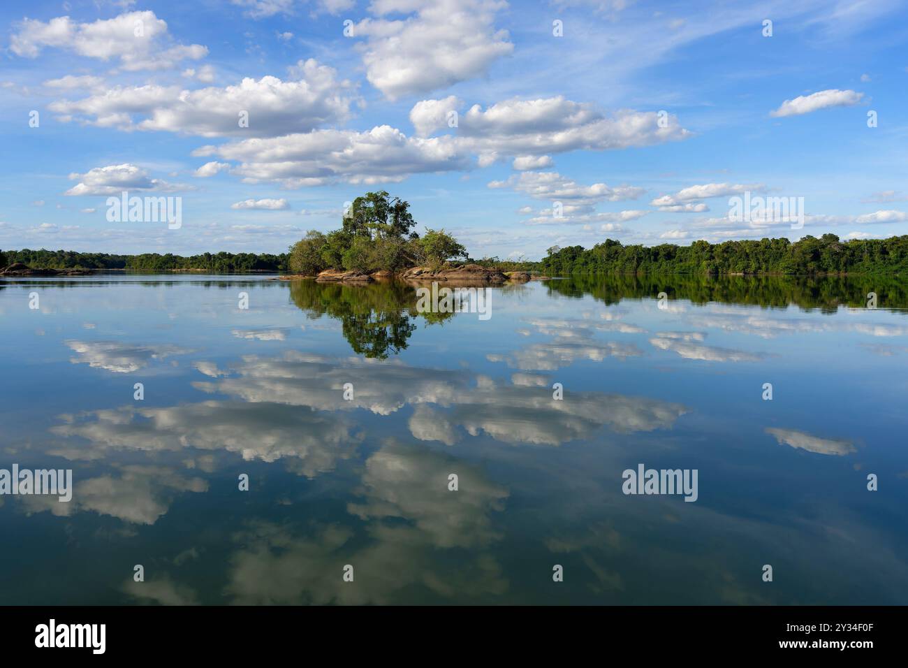 Cielo e alberi che si riflettono nel fiume Juruena, alta Floresta, Amazzonia, Brasile Foto Stock