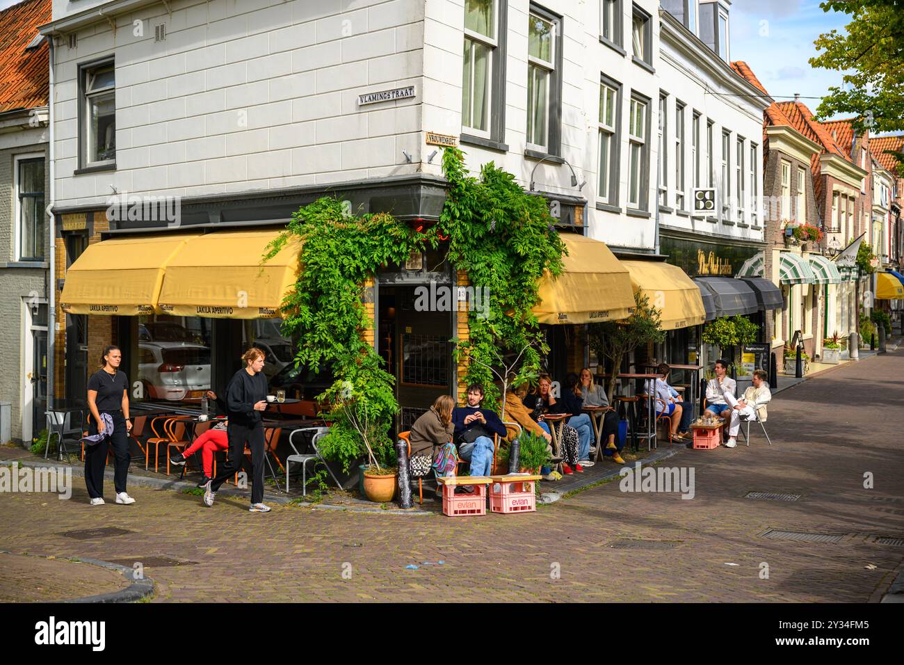 Rilassatevi in una serata estiva al ristorante Lakila di Delft, Paesi Bassi Foto Stock