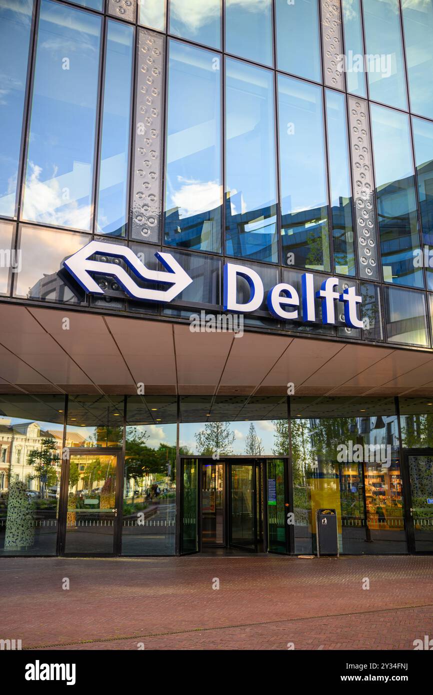 L'ingresso principale alla stazione ferroviaria di Delft, Delft, Paesi Bassi Foto Stock