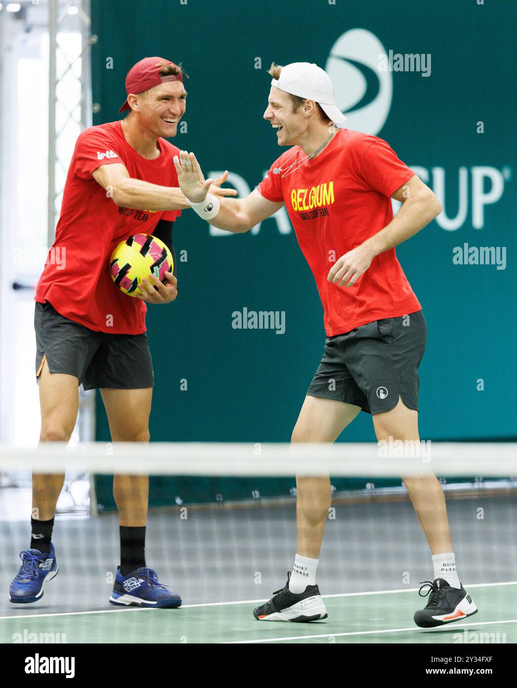 Bologna, Italia. 12 settembre 2024. Il belga Raphael Collignon e il belga Joris De Loore nella foto durante una sessione di allenamento, in vista della seconda partita del gruppo A della fase A gironi delle finali di Coppa Davis, giovedì 12 settembre 2024, presso l'Unipol Arena, a Bologna. BELGA PHOTO BENOIT DOPPAGNE credito: Belga News Agency/Alamy Live News Foto Stock