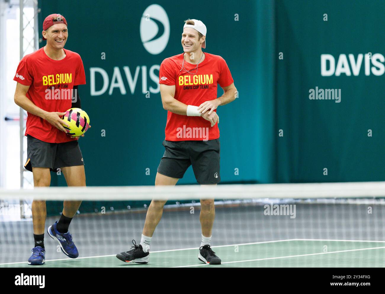 Bologna, Italia. 12 settembre 2024. Il belga Raphael Collignon e il belga Joris De Loore nella foto durante una sessione di allenamento, in vista della seconda partita del gruppo A della fase A gironi delle finali di Coppa Davis, giovedì 12 settembre 2024, presso l'Unipol Arena, a Bologna. BELGA PHOTO BENOIT DOPPAGNE credito: Belga News Agency/Alamy Live News Foto Stock