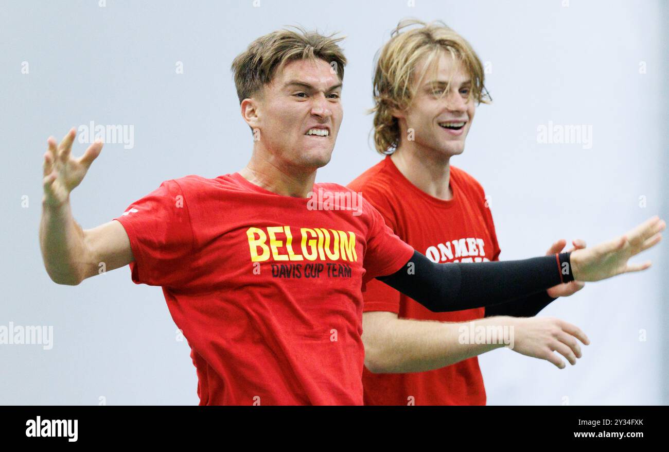 Bologna, Italia. 12 settembre 2024. Il belga Raphael Collignon e il belga Zizou Bergs nella foto durante una sessione di allenamento, in vista della seconda partita del gruppo A della fase A gironi delle finali di Coppa Davis, giovedì 12 settembre 2024, presso l'Unipol Arena, a Bologna. BELGA PHOTO BENOIT DOPPAGNE credito: Belga News Agency/Alamy Live News Foto Stock