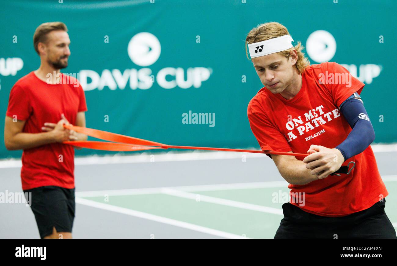 Bologna, Italia. 12 settembre 2024. L'assistente allenatore belga Ruben Bemelmans e il belga Zizou Bergs nella foto durante una sessione di allenamento, in vista della seconda partita del gruppo A della fase A gironi delle finali di Coppa Davis, giovedì 12 settembre 2024, presso l'Unipol Arena di Bologna. BELGA PHOTO BENOIT DOPPAGNE credito: Belga News Agency/Alamy Live News Foto Stock