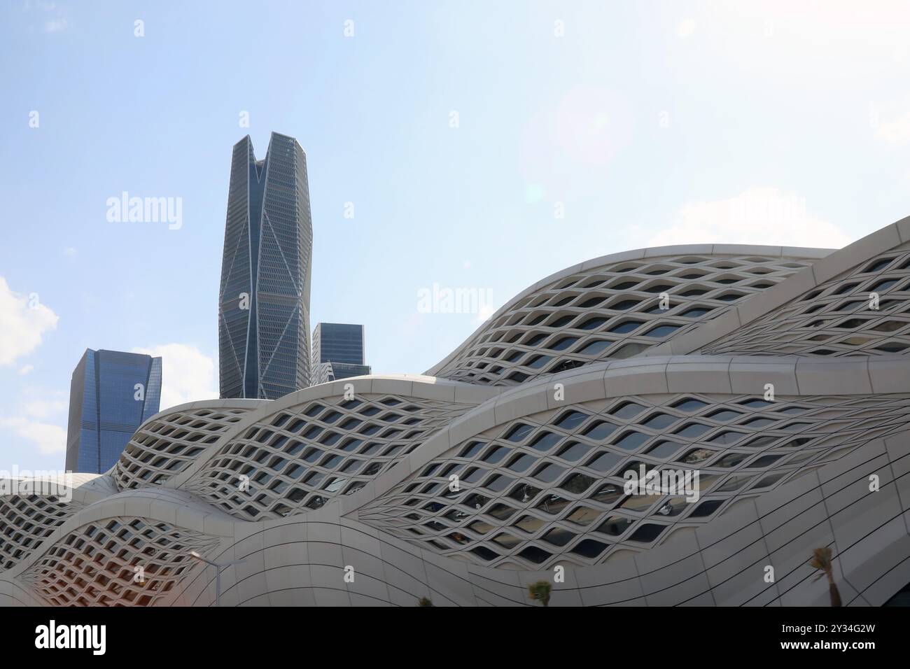 La torre PIF del Fondo pubblico Investmet sorge sopra la stazione della metropolitana di Riyadh, progettata da Zaha Hadid, nel distretto finanziario di King Abullah in Arabia Saudita Foto Stock