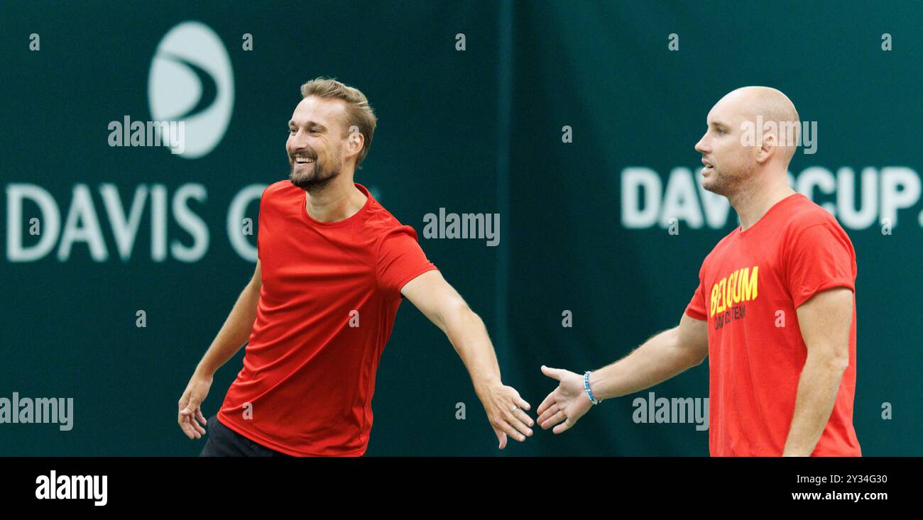 Bologna, Italia. 12 settembre 2024. L'assistente allenatore belga Ruben Bemelmans e il capitano belga Steve Darcis nella foto durante una sessione di allenamento, in vista della seconda partita del gruppo A della fase A gironi delle finali di Coppa Davis, giovedì 12 settembre 2024, presso l'Unipol Arena, a Bologna, Italia. BELGA PHOTO BENOIT DOPPAGNE credito: Belga News Agency/Alamy Live News Foto Stock