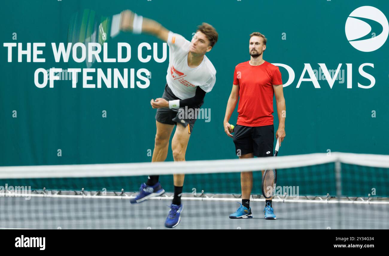 Bologna, Italia. 12 settembre 2024. Il belga Raphael Collignon e il belga assistente allenatore Ruben Bemelmans nella foto durante una sessione di allenamento, in vista della seconda partita del gruppo A della fase A gironi delle finali di Coppa Davis, giovedì 12 settembre 2024, presso l'Unipol Arena, a Bologna, Italia. BELGA PHOTO BENOIT DOPPAGNE credito: Belga News Agency/Alamy Live News Foto Stock