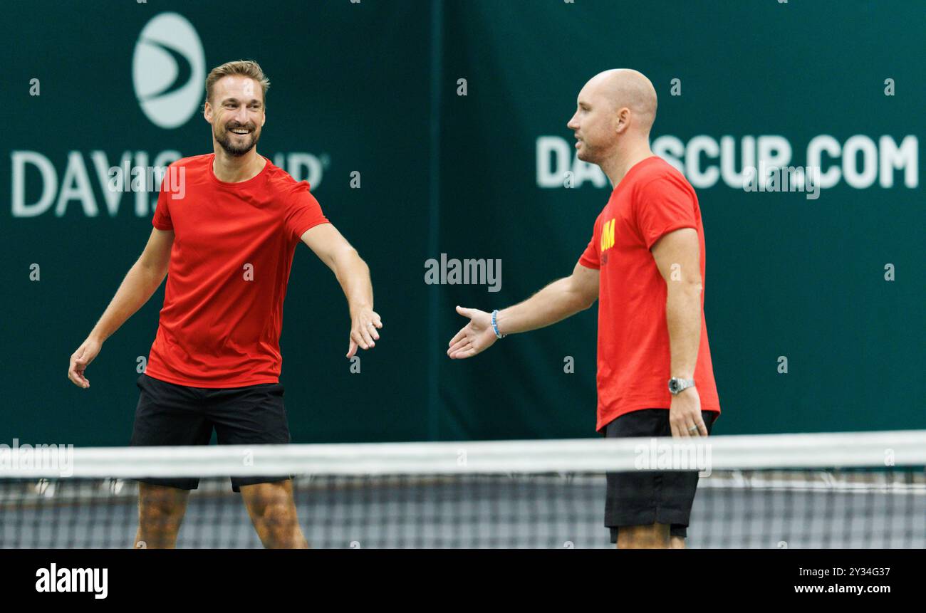 Bologna, Italia. 12 settembre 2024. L'assistente allenatore belga Ruben Bemelmans e il capitano belga Steve Darcis nella foto durante una sessione di allenamento, in vista della seconda partita del gruppo A della fase A gironi delle finali di Coppa Davis, giovedì 12 settembre 2024, presso l'Unipol Arena, a Bologna, Italia. BELGA PHOTO BENOIT DOPPAGNE credito: Belga News Agency/Alamy Live News Foto Stock