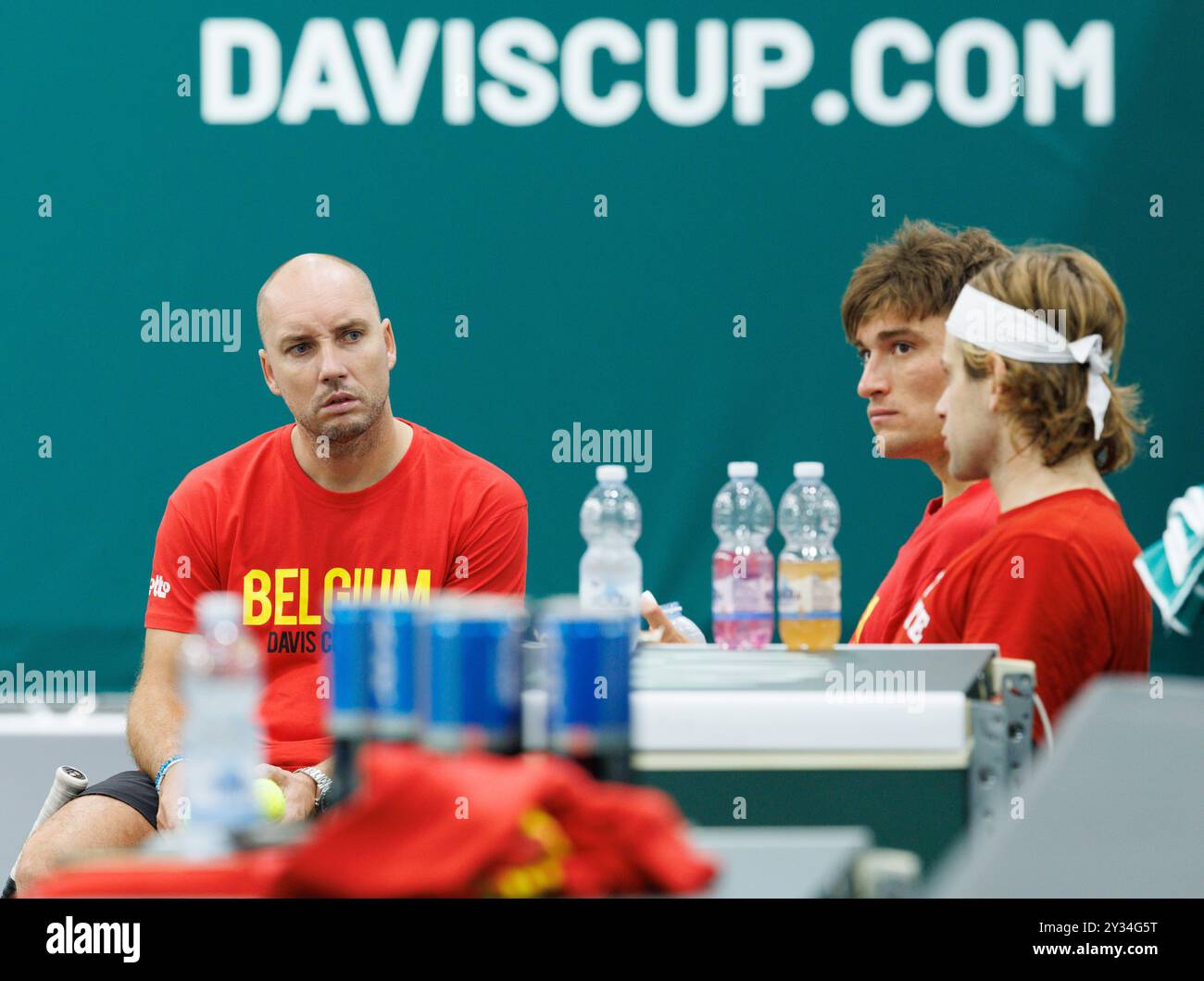 Bologna, Italia. 12 settembre 2024. Il capitano belga Steve Darcis, il belga Raphael Collignon e il belga Zizou Bergs nella foto durante una sessione di allenamento, in vista della seconda partita del gruppo A della fase A gironi delle finali di Coppa Davis, giovedì 12 settembre 2024, presso l'Unipol Arena, a Bologna, Italia. BELGA PHOTO BENOIT DOPPAGNE credito: Belga News Agency/Alamy Live News Foto Stock