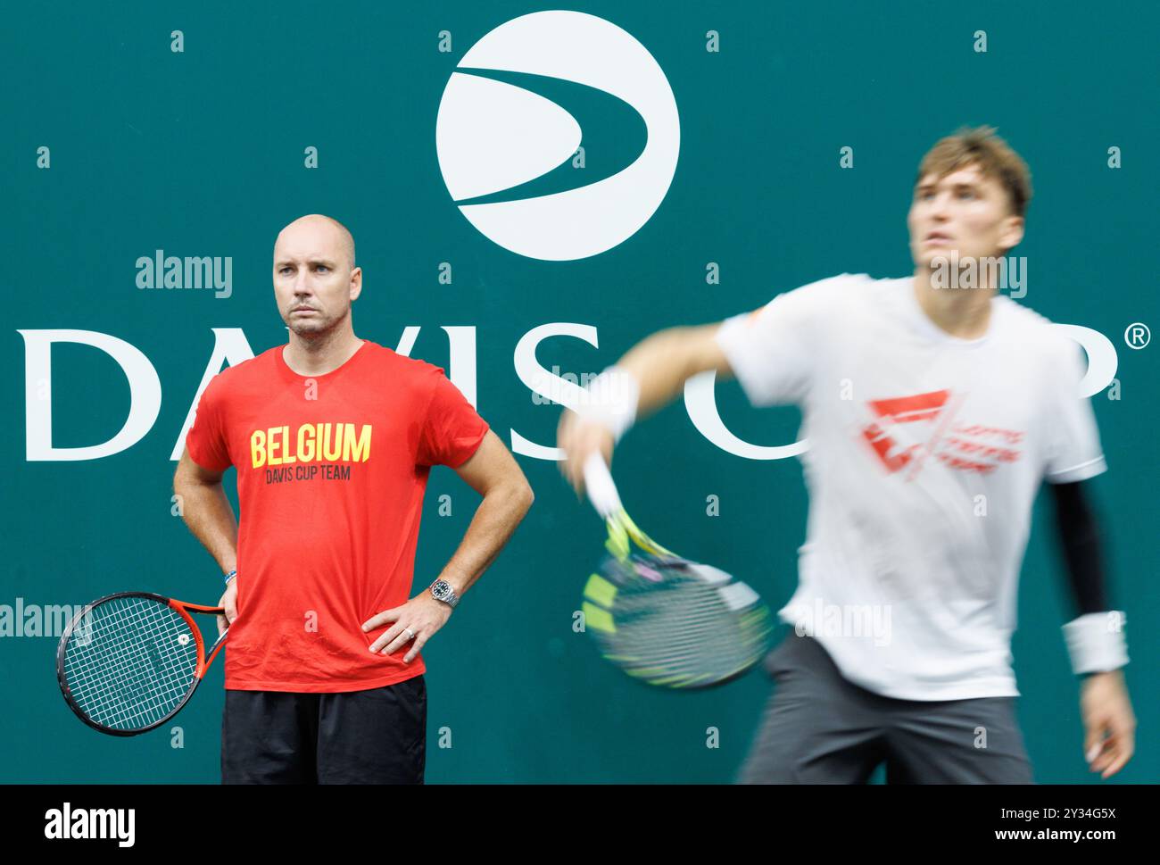 Bologna, Italia. 12 settembre 2024. Il capitano belga Steve Darcis e il belga Raphael Collignon nella foto durante una sessione di allenamento, in vista della seconda partita del gruppo A della fase A gironi delle finali di Coppa Davis, giovedì 12 settembre 2024, presso l'Unipol Arena, a Bologna. BELGA PHOTO BENOIT DOPPAGNE credito: Belga News Agency/Alamy Live News Foto Stock