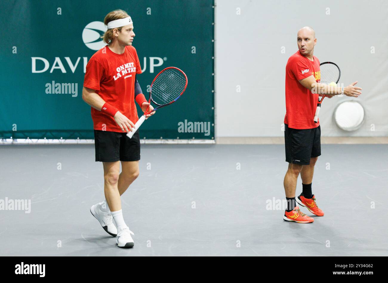 Bologna, Italia. 12 settembre 2024. Zizou Bergs belga e il capitano belga Steve Darcis nella foto durante una sessione di allenamento, in vista della seconda partita del gruppo A della fase A gironi delle finali di Coppa Davis, giovedì 12 settembre 2024, presso l'Unipol Arena, a Bologna. BELGA PHOTO BENOIT DOPPAGNE credito: Belga News Agency/Alamy Live News Foto Stock
