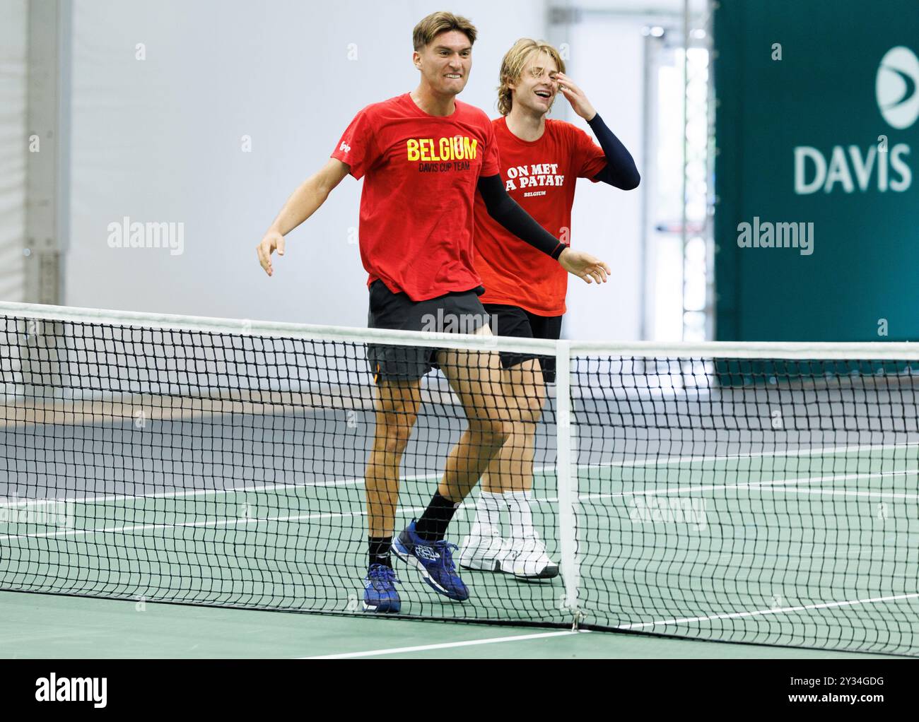 Bologna, Italia. 12 settembre 2024. Il belga Raphael Collignon e il belga Zizou Bergs nella foto durante una sessione di allenamento, in vista della seconda partita del gruppo A della fase A gironi delle finali di Coppa Davis, giovedì 12 settembre 2024, presso l'Unipol Arena, a Bologna. BELGA PHOTO BENOIT DOPPAGNE credito: Belga News Agency/Alamy Live News Foto Stock