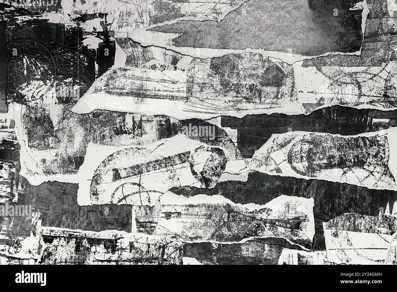 Sfondo bianco e nero grunge astratto con frammenti di carta e macchie di vernice nera. La trama della carta strappata e le macchie di pittura sullo sfondo. Foto Stock