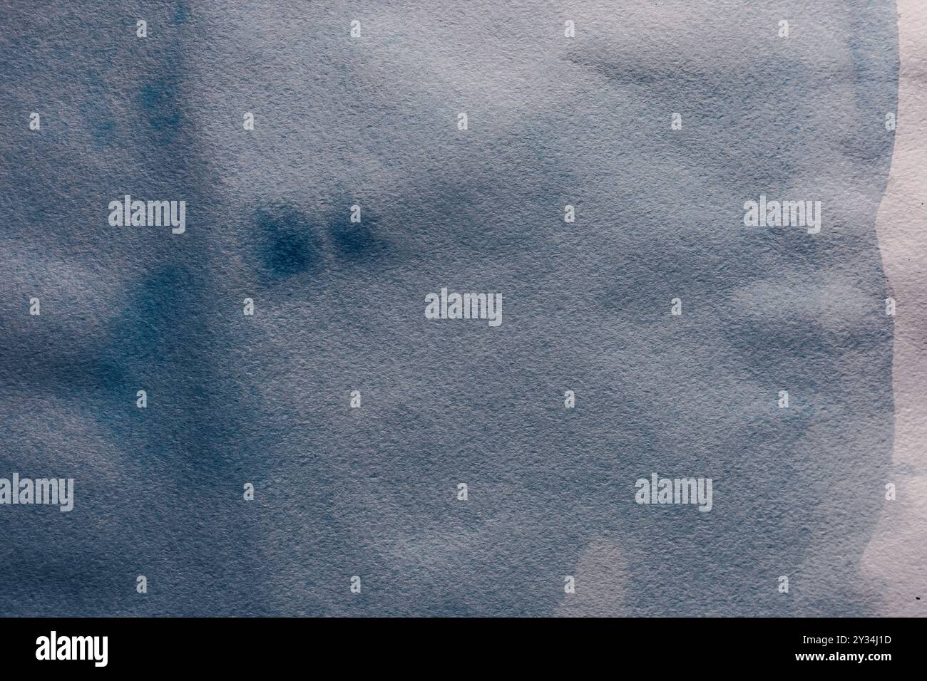 Frammento di carta ad acquerello con una macchia di vernice ad acquerello. Sfondo astratto Foto Stock