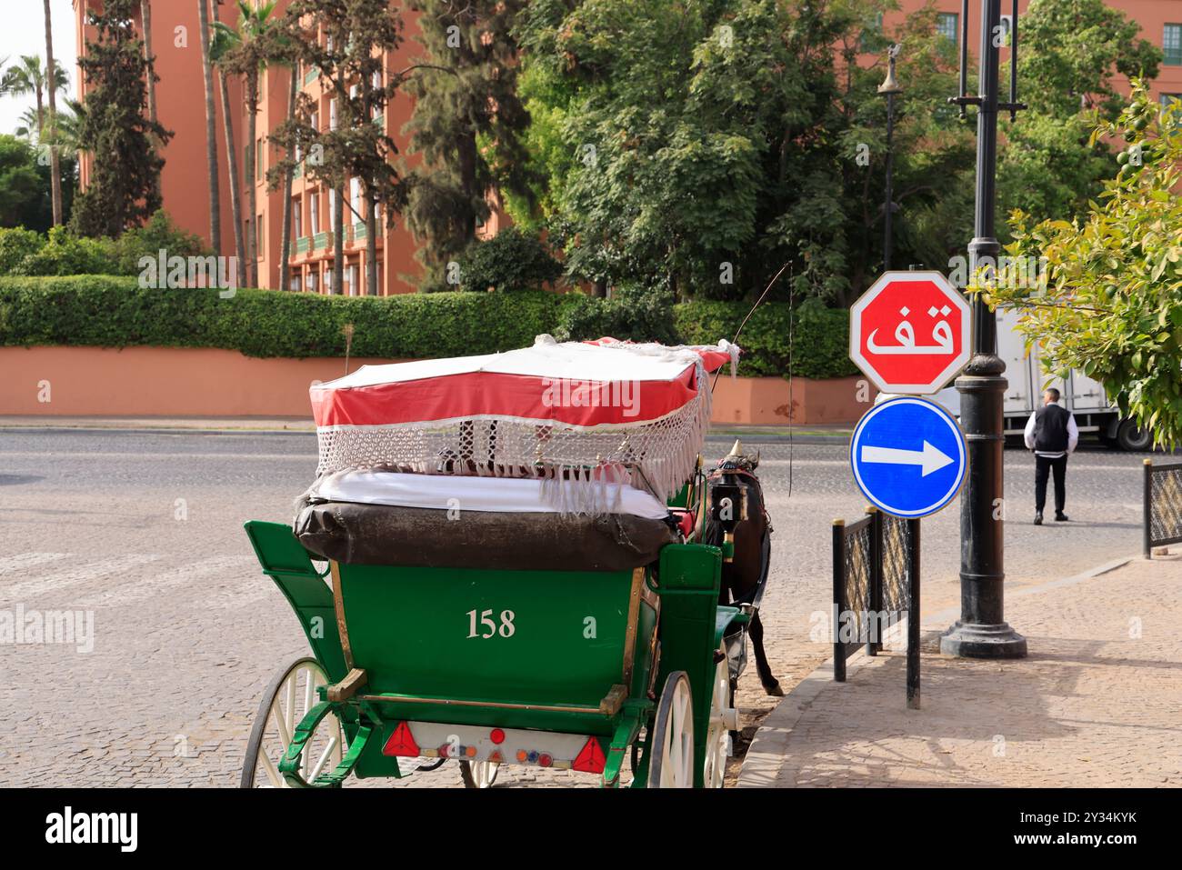 Le carrozze trainate da cavalli sono utilizzate per visitare la città di Marrakech, un punto di riferimento turistico del Marocco. Marrakech, regione Marrakech-Safi, Marocco, Nord Africa, M Foto Stock