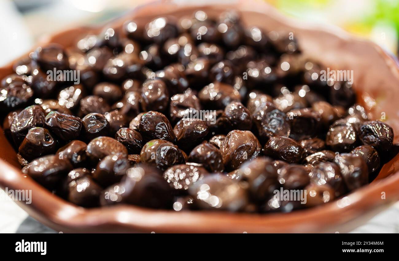 Olive nere essiccate al sole al mercato. Foto Stock
