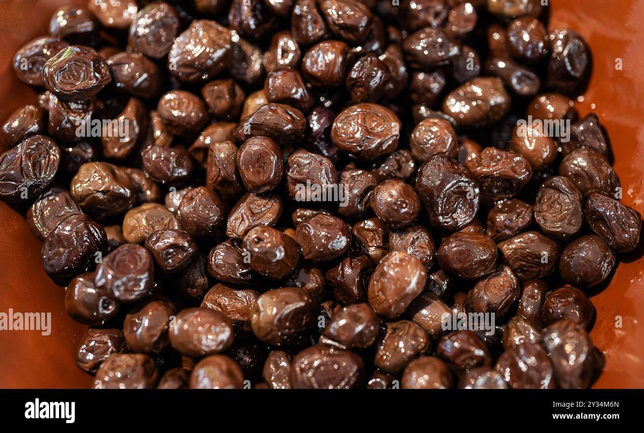 Olive nere essiccate al sole al mercato. Foto Stock