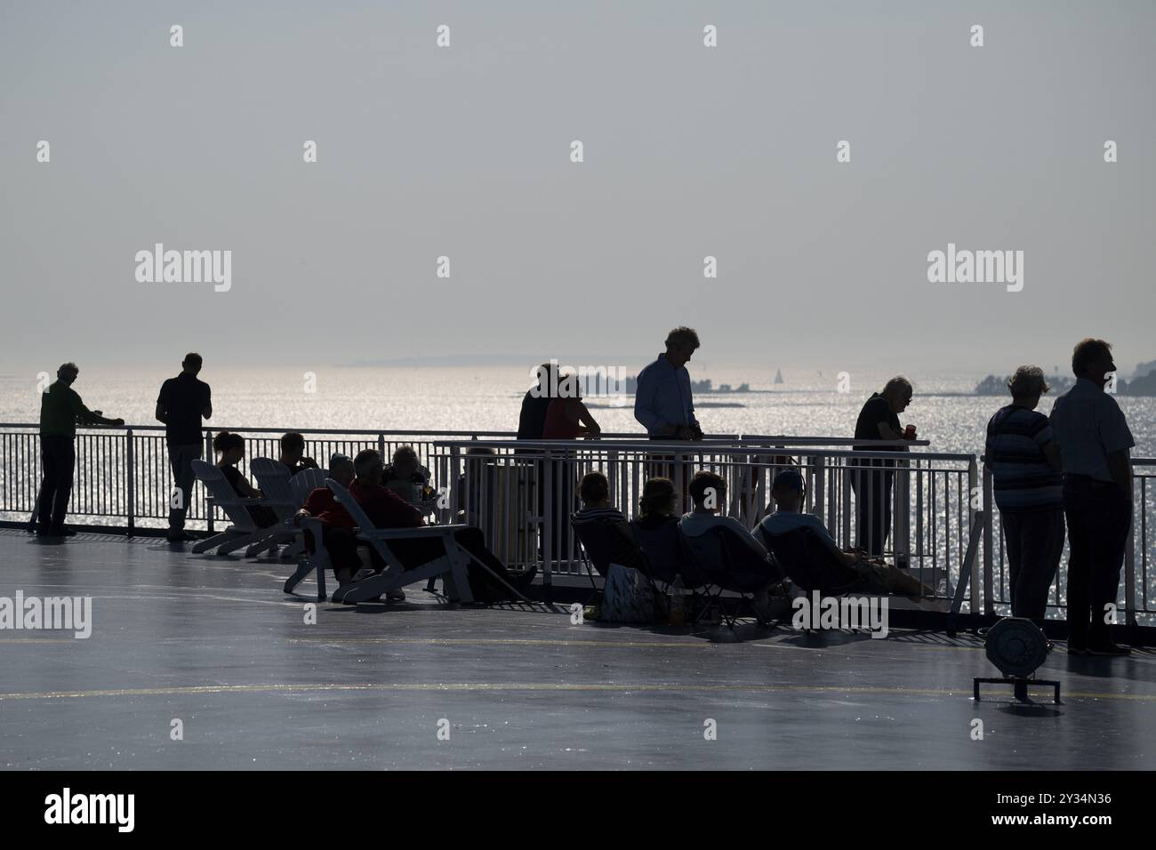 Sagome dei viaggiatori sulla Finlandia traghetto Helsinki per Travemuende, Arcipelago, Helsinki, Finlandia, Europa Foto Stock