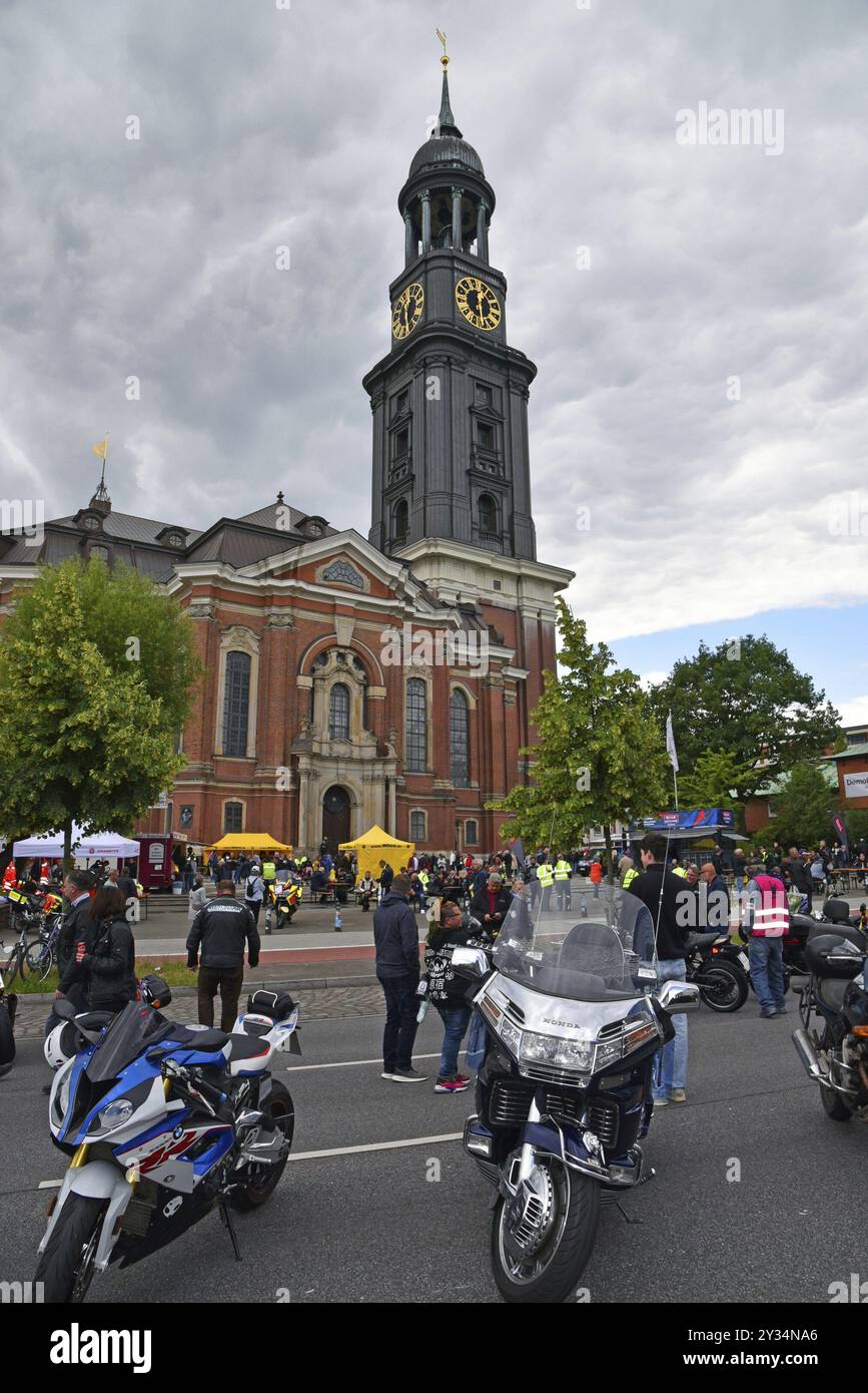 Europa, Germania, città anseatica di Amburgo, città, riunione annuale di motociclisti di fronte alla Chiesa di San Michele, Chiesa di San Michele, sfilata dei partecipanti, F. Foto Stock
