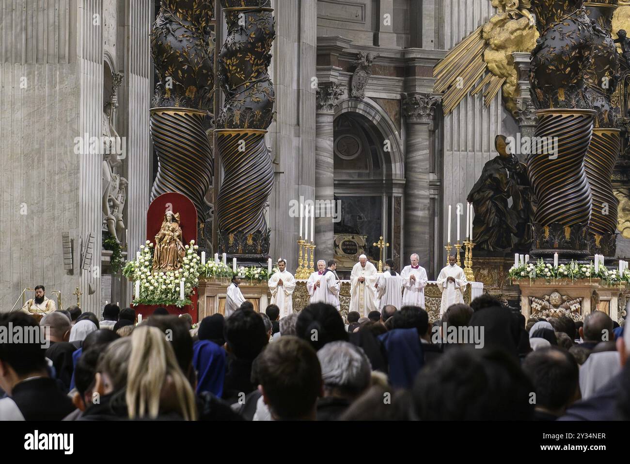 Papa Francesco prega durante la Santa messa nella Cattedrale di San Pietro sulle colonne di sfondo del baldacchino di Gian Lorenzo Bernini, città del Vaticano, Vaticano, Roma, Foto Stock