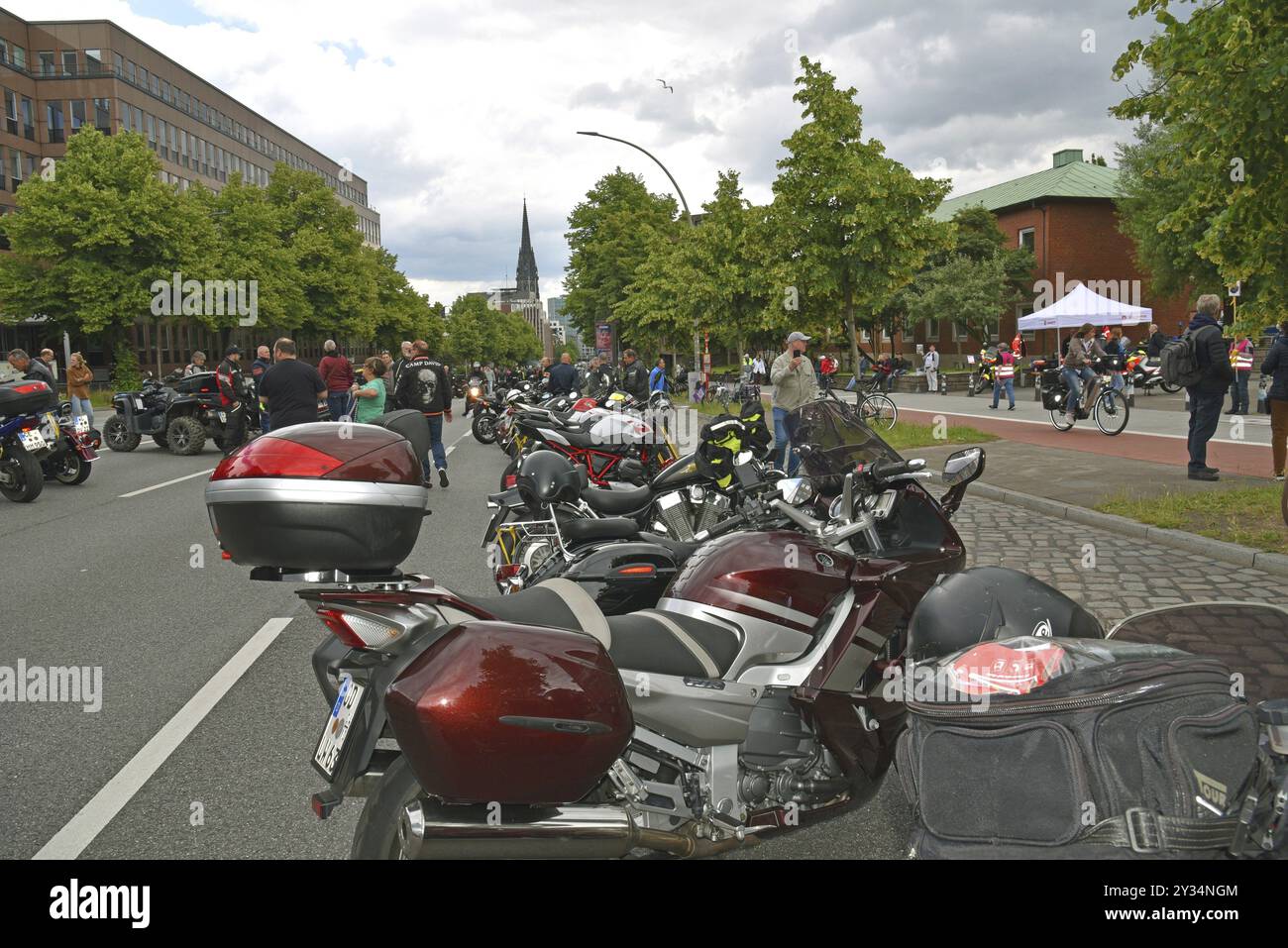 Europa, Germania, città anseatica di Amburgo, città, riunione annuale di motociclisti di fronte alla Chiesa di San Michele, Chiesa di San Michele, sfilata dei partecipanti, F. Foto Stock