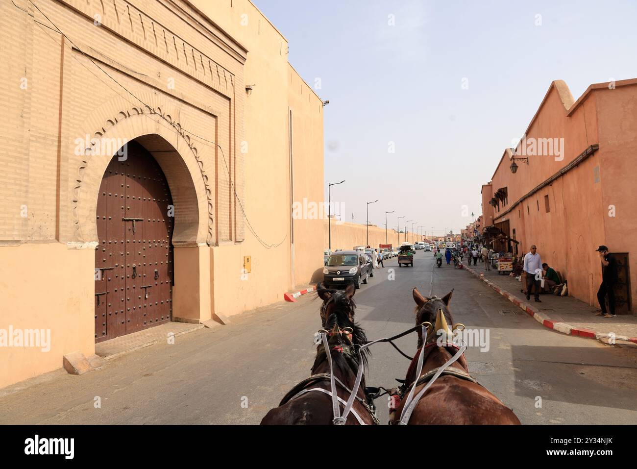 Le carrozze trainate da cavalli sono utilizzate per visitare la città di Marrakech, un punto di riferimento turistico del Marocco. Marrakech, regione Marrakech-Safi, Marocco, Nord Africa, M Foto Stock