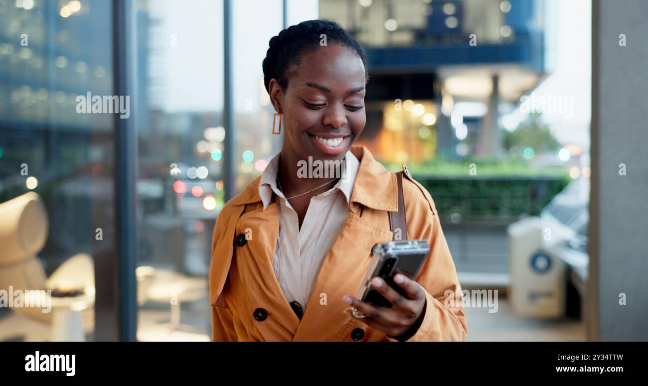 Telefono, notte e rete con donna nera in città per la comunicazione, la connessione o la tecnologia. Chief Automation Office, ai ENGINEER e software rpa Foto Stock