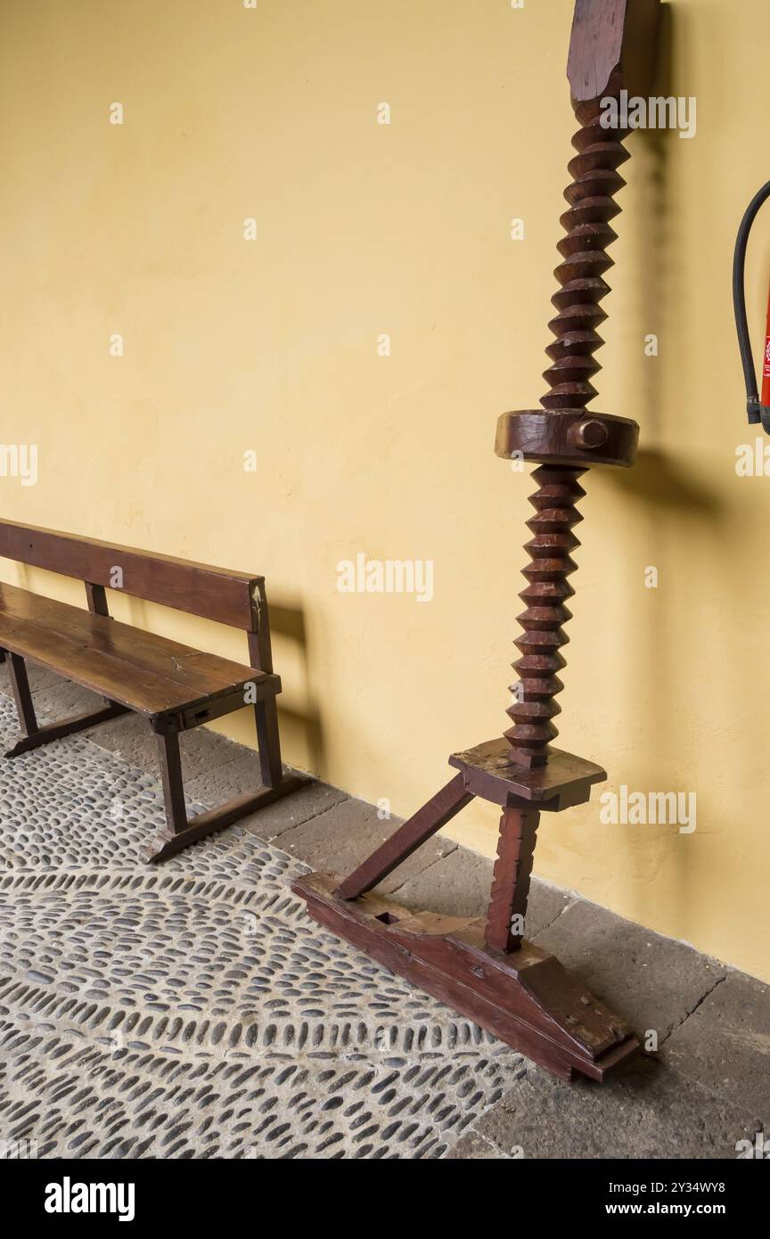 Asse centrale con una vite da legno proveniente da un'oliva e grano premere Foto Stock