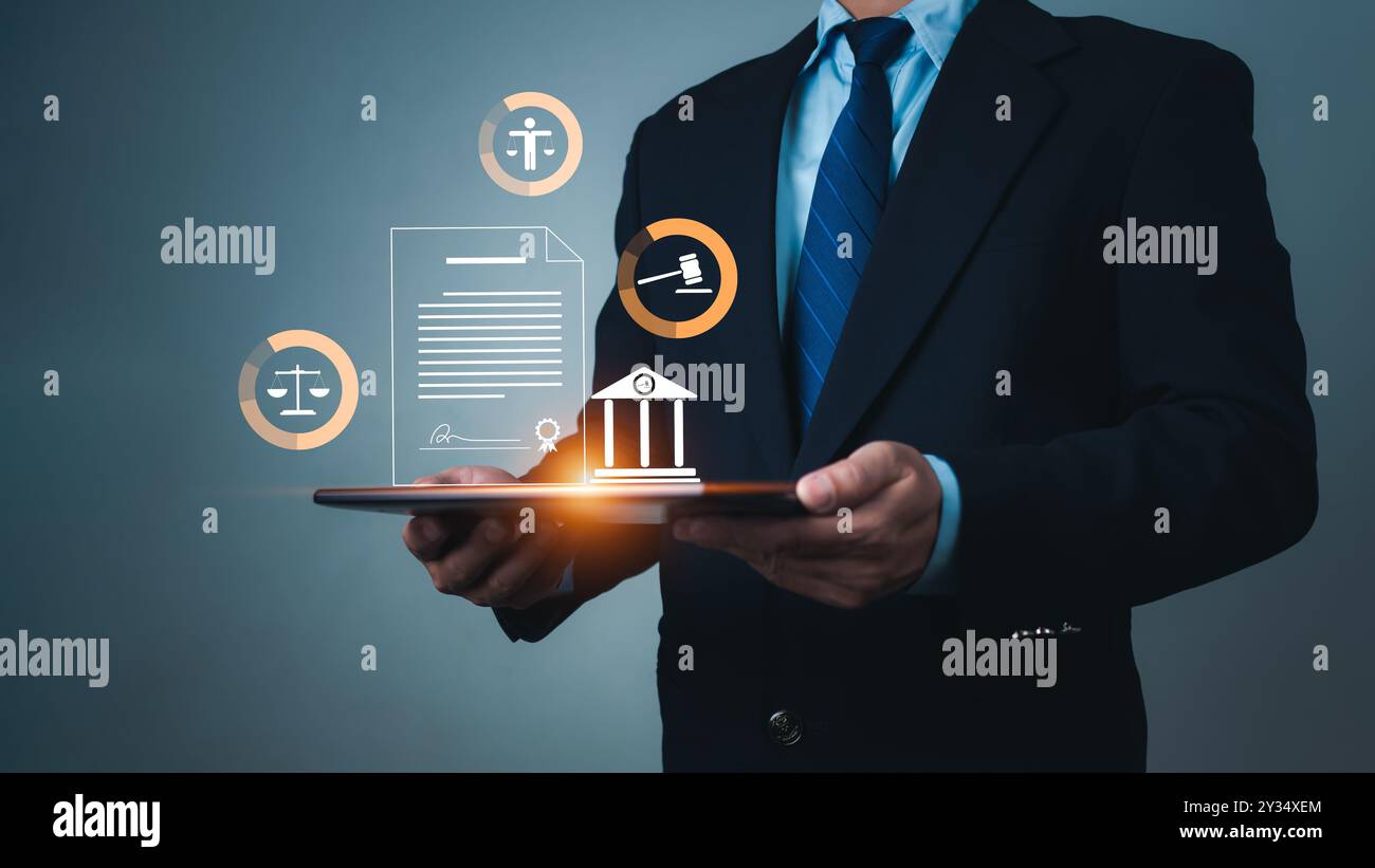 Uomo d'affari con un tablet e icone di diritto globale virtuale per la consulenza legale aziendale, il diritto del lavoro, l'avvocato, il procuratore legale, la consulenza legale e il business concep Foto Stock