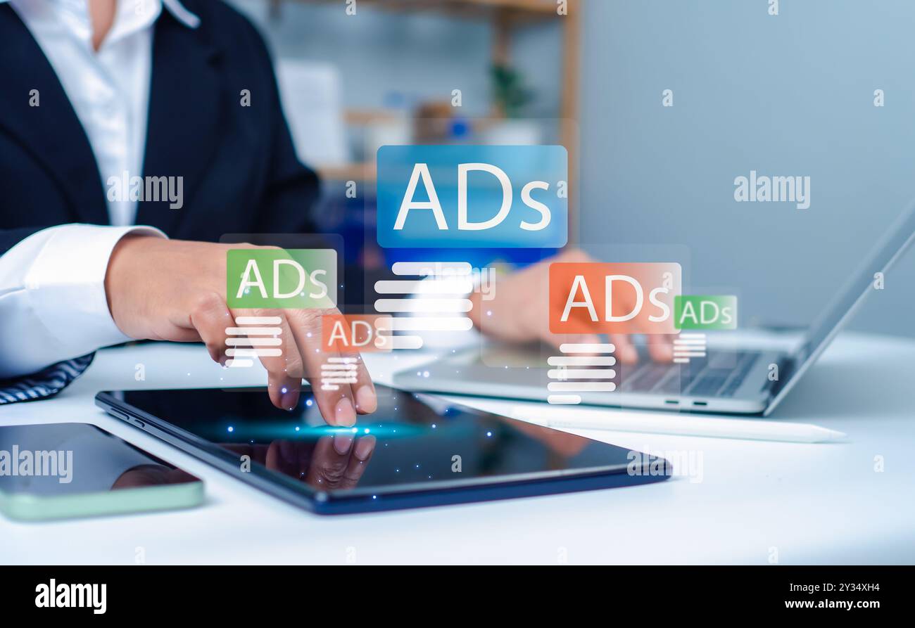 Concetto di marketing digitale, Business Woman che utilizza notebook e tablet con dashboard annunci analisi della strategia di marketing digitale per il branding, pubblicità online Foto Stock