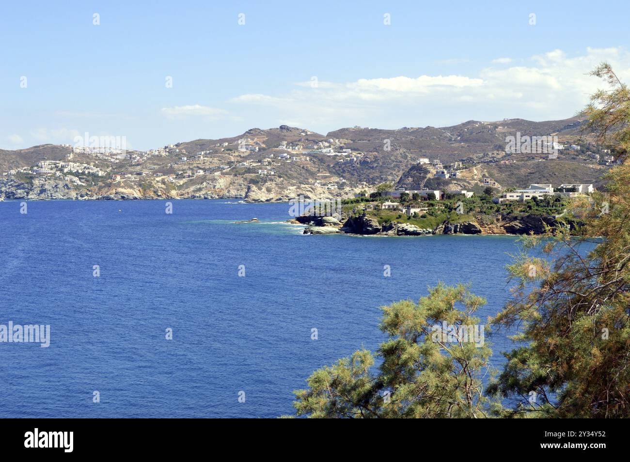 Vista mare con un hotel e un albero Foto Stock