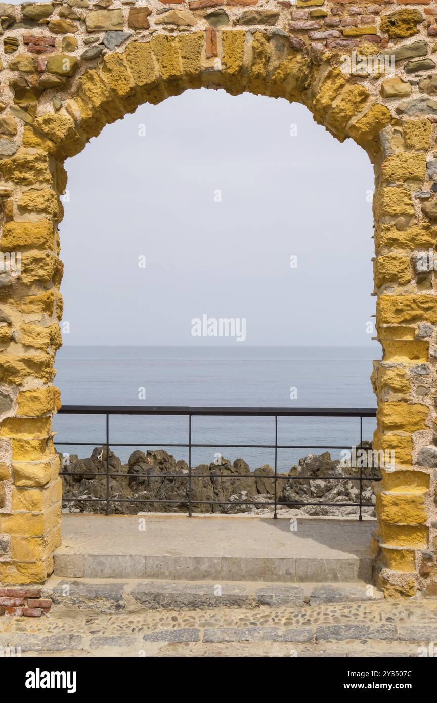 Porta di Pietra con un arco che dà accesso a una camera con vista sul mare nella villa di Cefalù nel nord della Sicilia in Sicilia settentrionale Foto Stock