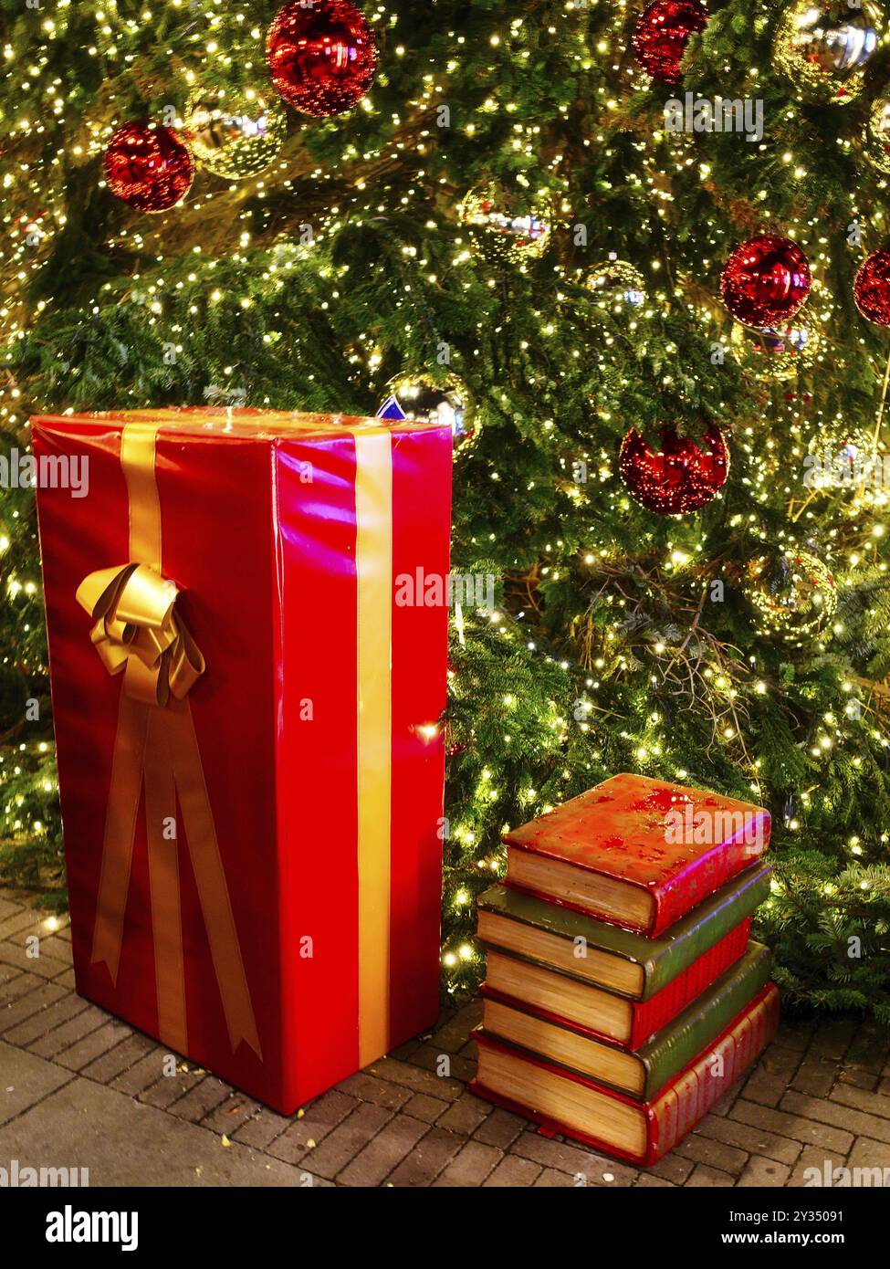 Pacchetti regalo come decorazione per Natale, dietro un albero di Natale, Roermond, Paesi Bassi Foto Stock