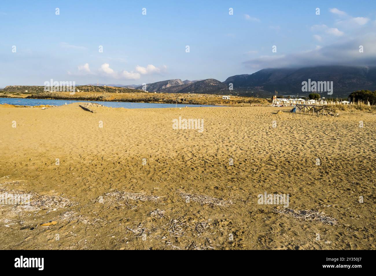 Bellissima spiaggia selvaggia con acque turchesi e rocce cristalline. Malia, isola di Creta, Grecia, Europa Foto Stock