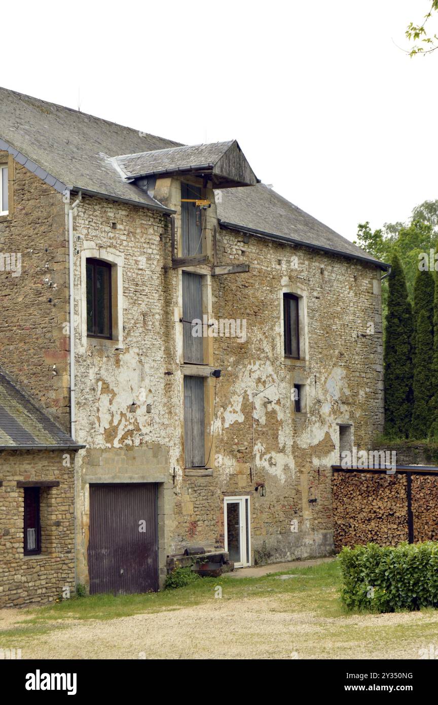 Vecchia fattoria in pietra con stabulari e verricello per la sistemazione dei fasci di fieno Foto Stock