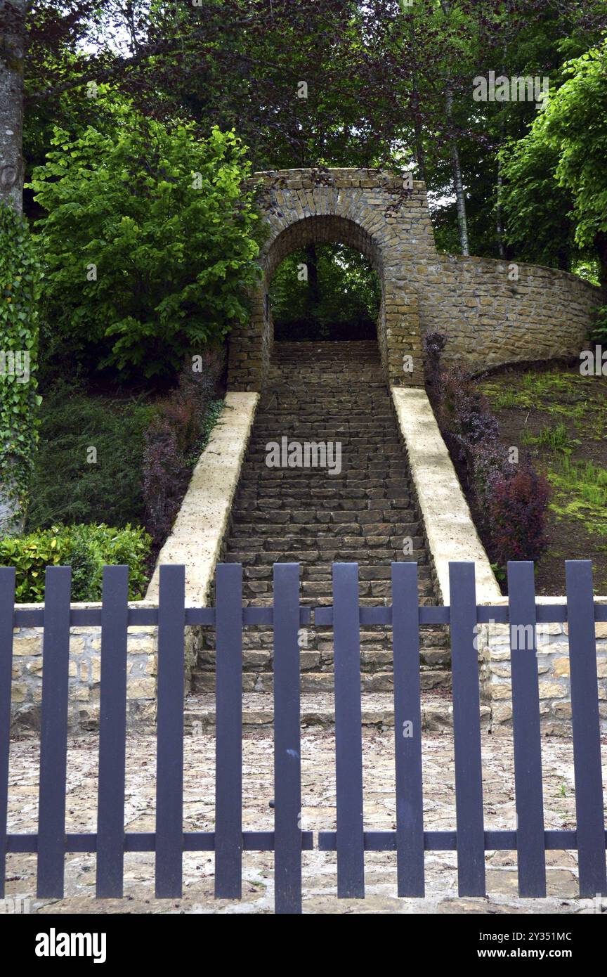 Ingresso di un cimitero militare alla natura con una scala in pietra che si erge Foto Stock