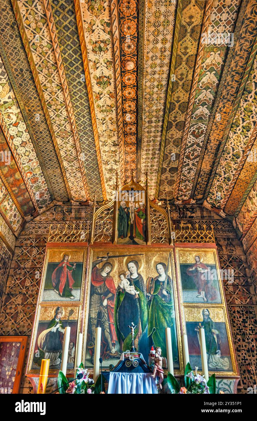 Altare maggiore, XVI secolo, soffitto policromo nella chiesa di San Michele Arcangelo, sito patrimonio dell'umanità dell'UNESCO, villaggio di Dębno, Podhale, Malopolska, Polonia Foto Stock