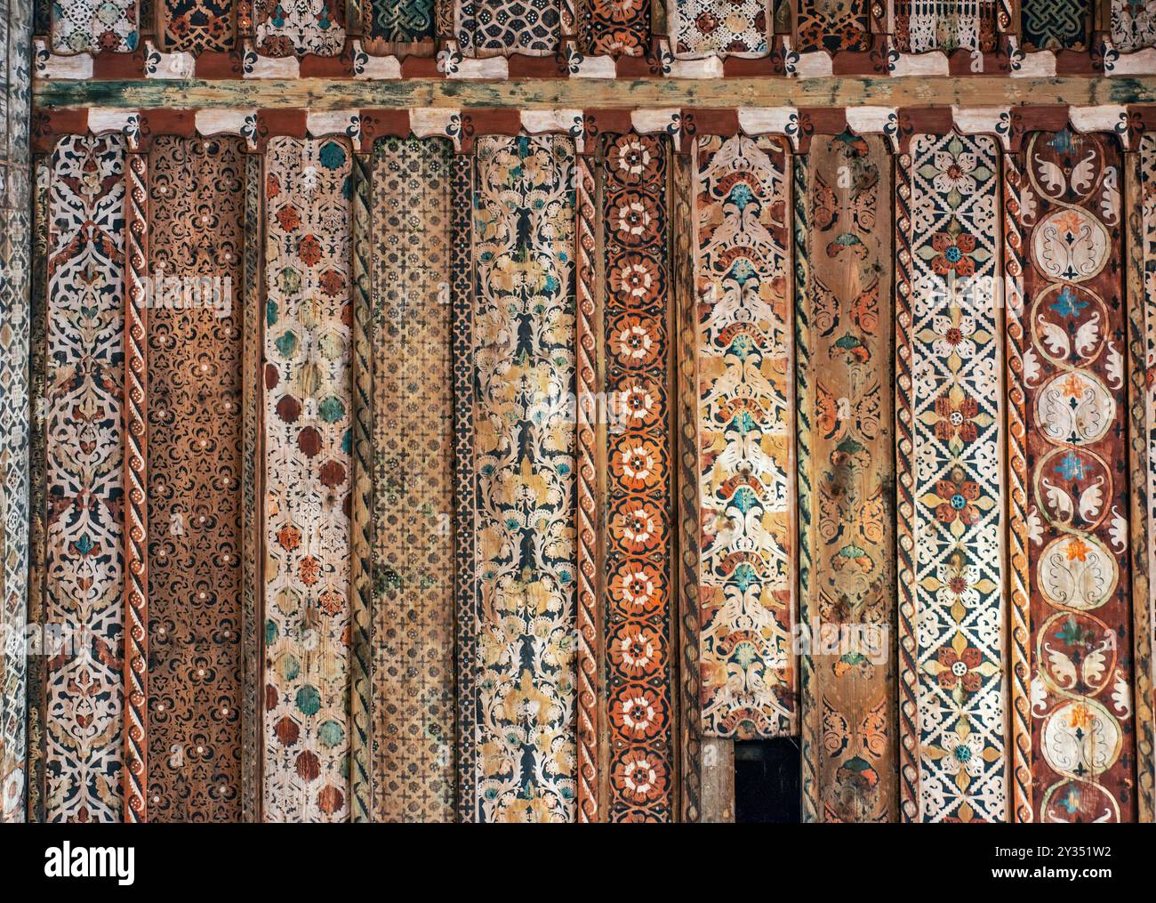 Soffitto in legno policromo, intorno al 1500, presso la chiesa di San Michele Arcangelo, patrimonio dell'umanità dell'UNESCO, villaggio di Dębno, Podhale, Malopolska, Polonia Foto Stock