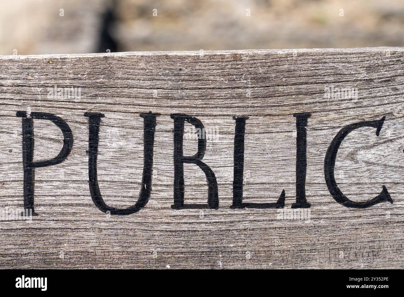 Cartellonistica pubblica su platea in legno: Lettere nere. Foto Stock