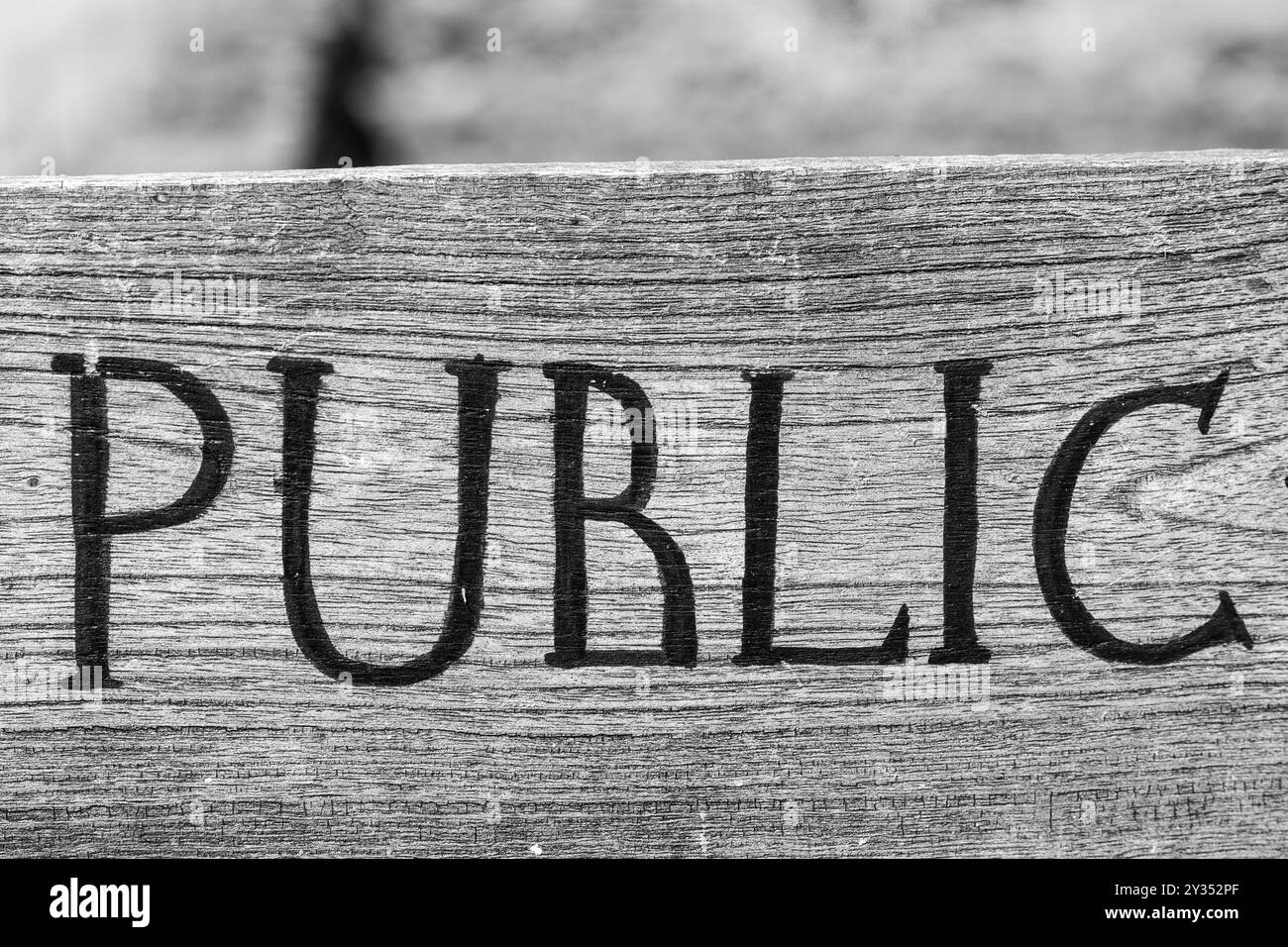 Cartellonistica pubblica su platea in legno: Lettere nere. Foto Stock