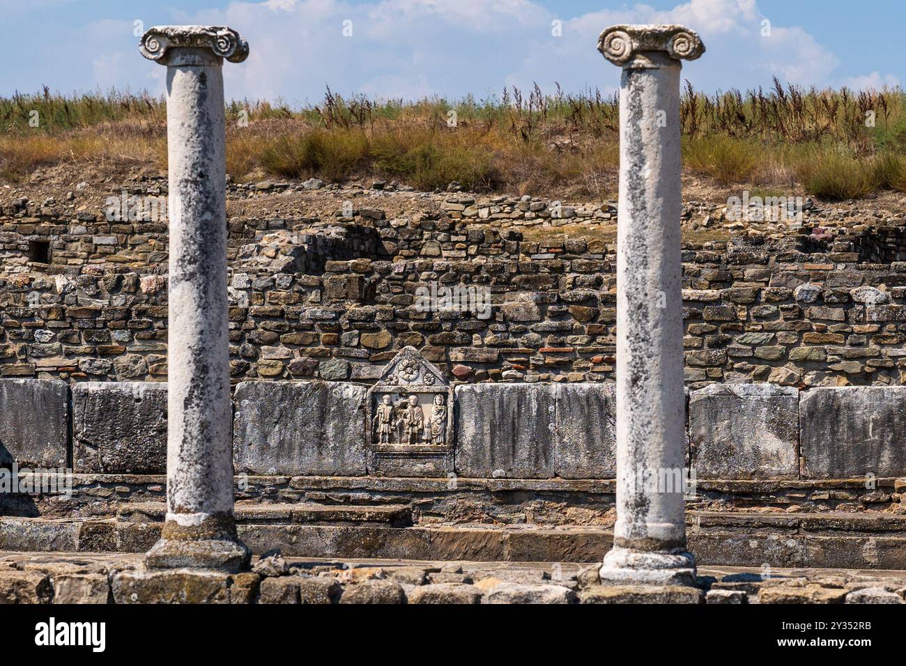 Due antiche colonne di Stobi: Resti della città macedone del 359 a.C. sotto un cielo blu Foto Stock