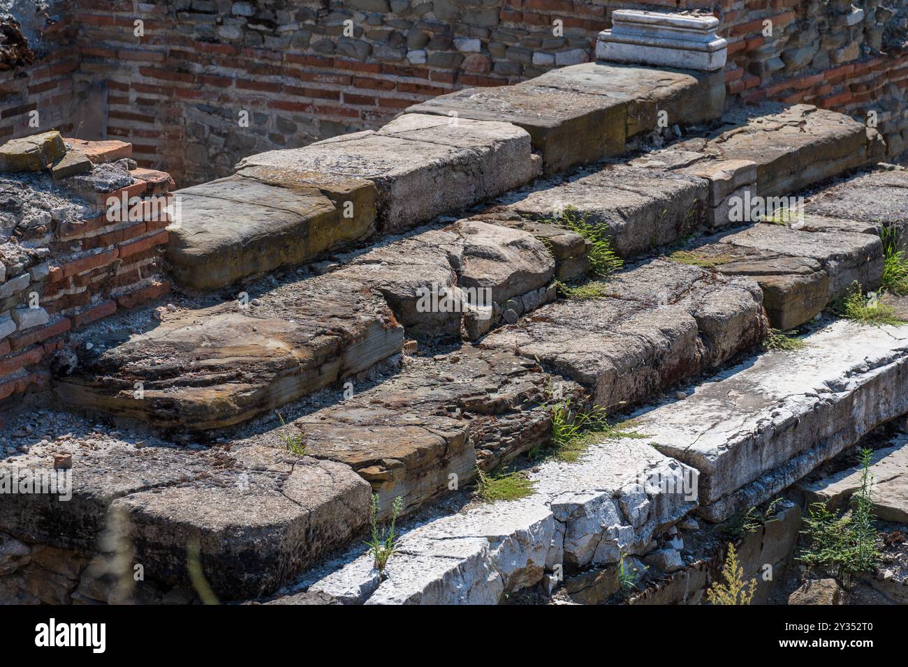 Scalinata in cemento: Struttura, luce e ombra nell'antica città macedone di Stobi (359 a.C.) Foto Stock
